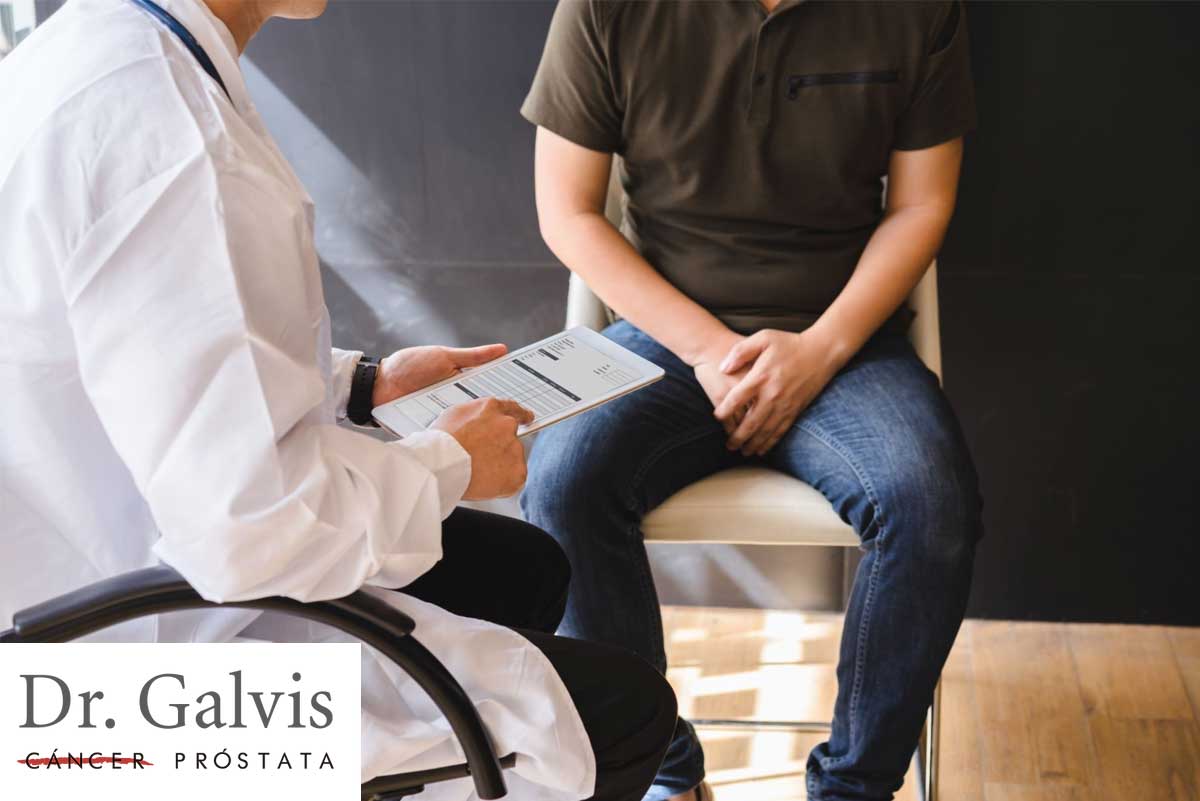 Paciente hablando con su doctor sobre cáncer de próstata