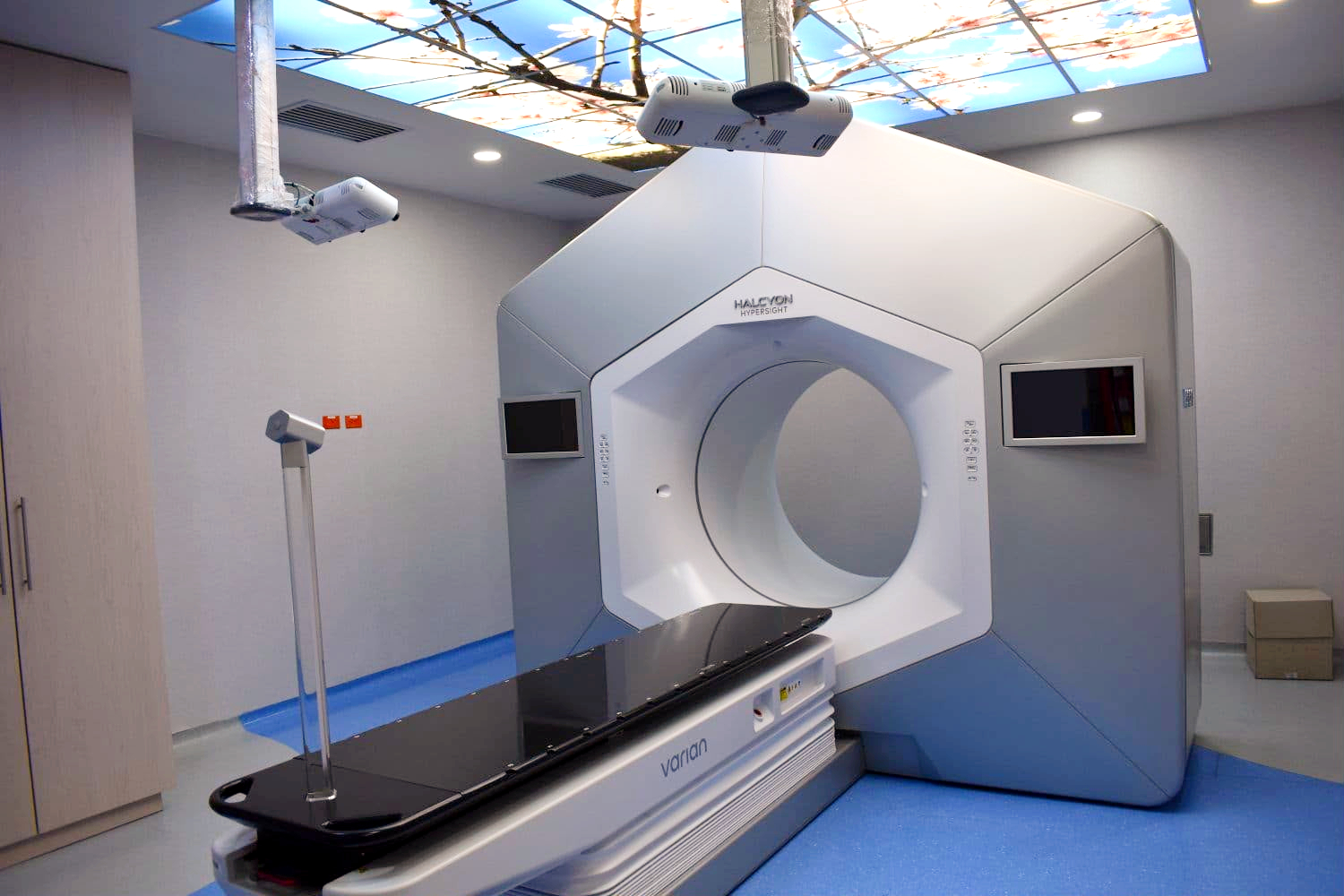 Acelerador lineal Halcyon con tecnología de imagen HyperSight, utilizado para administrar radioterapia externa guiada por imágenes.